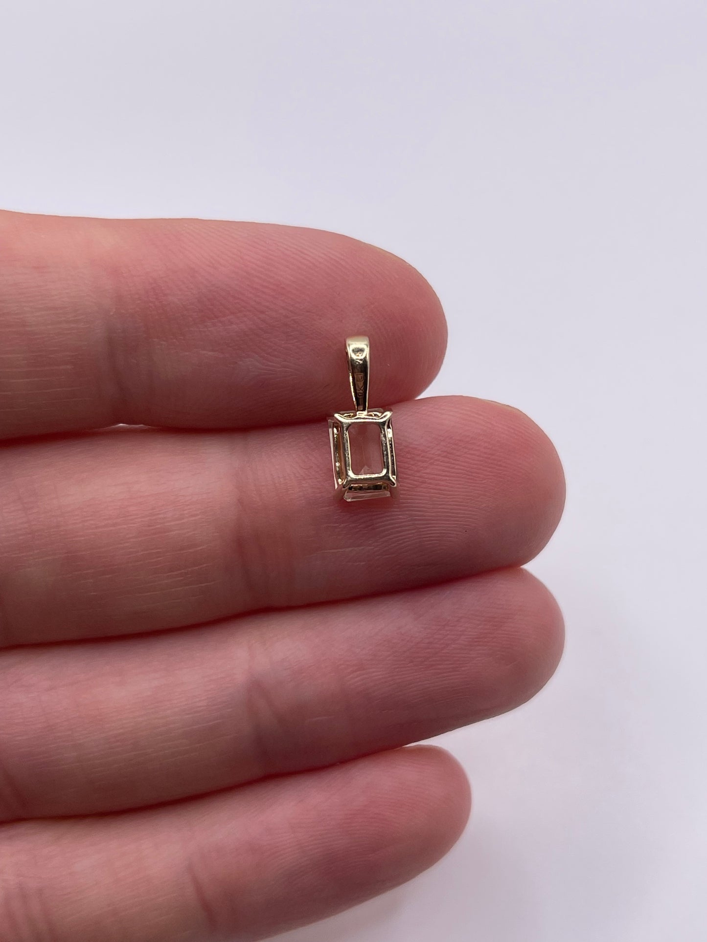 9ct gold quartz pendant