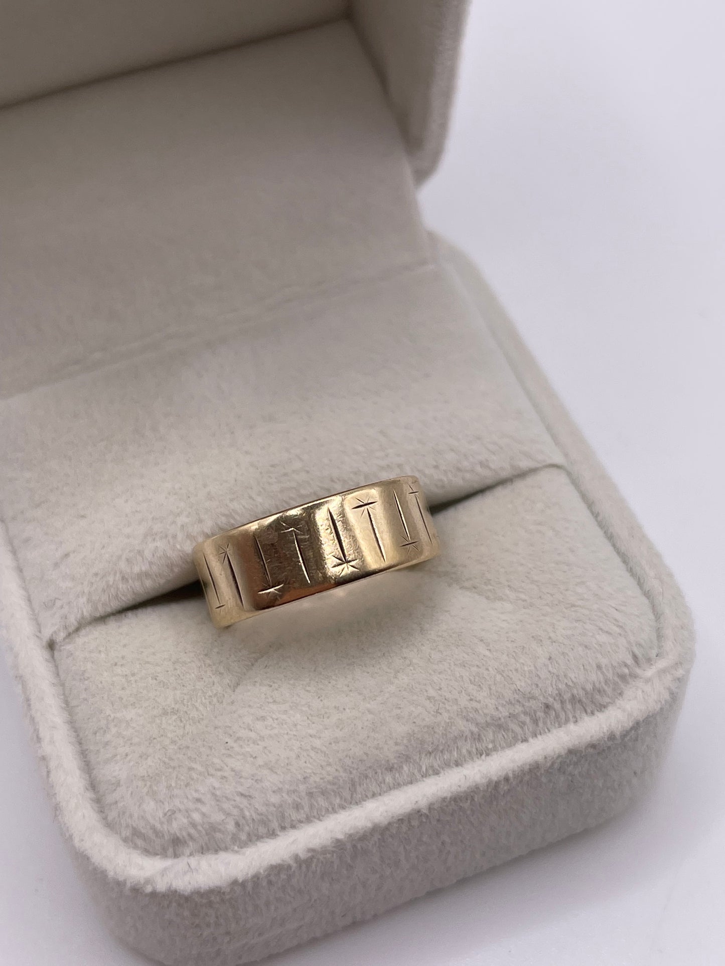 9ct gold patterned band