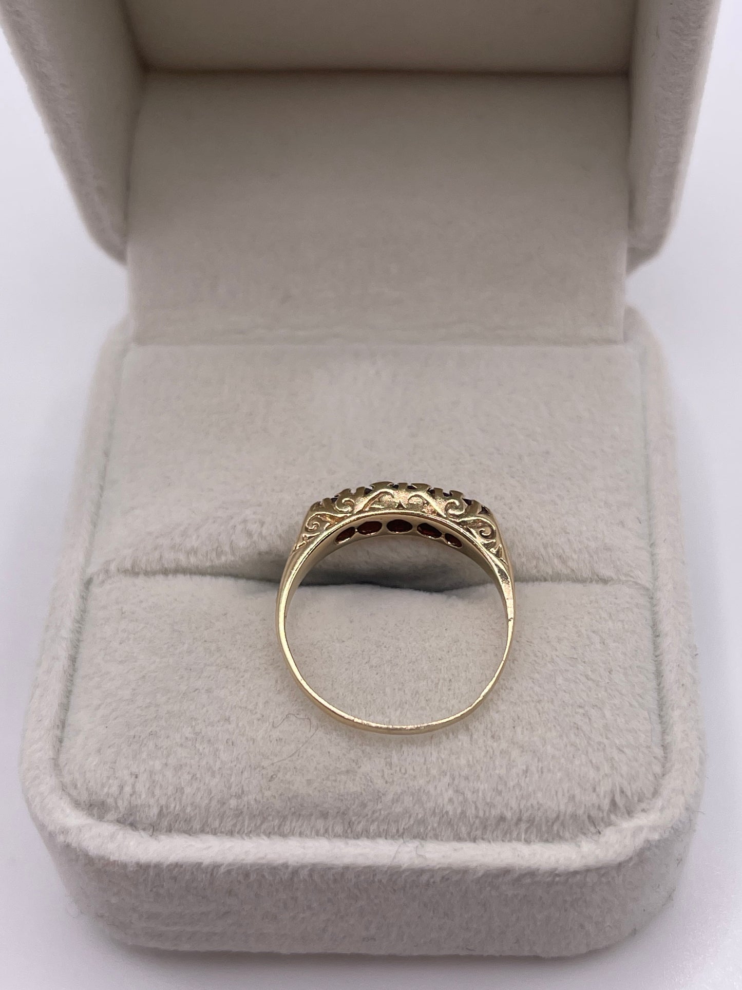 9ct gold garnet ring