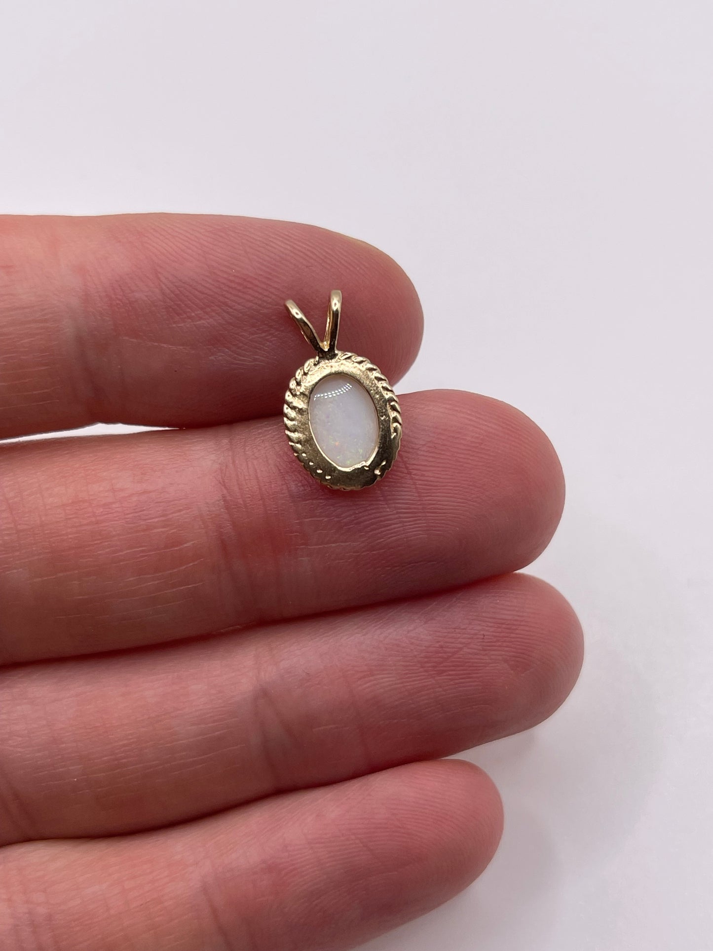 9ct gold opal pendant