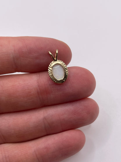 9ct gold opal pendant