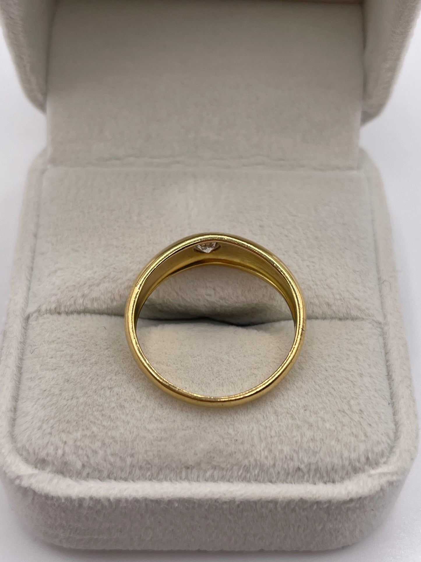 18ct gold diamond gypsy ring