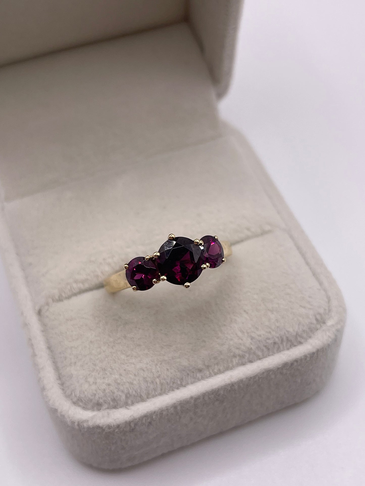 9ct gold garnet and diamond ring