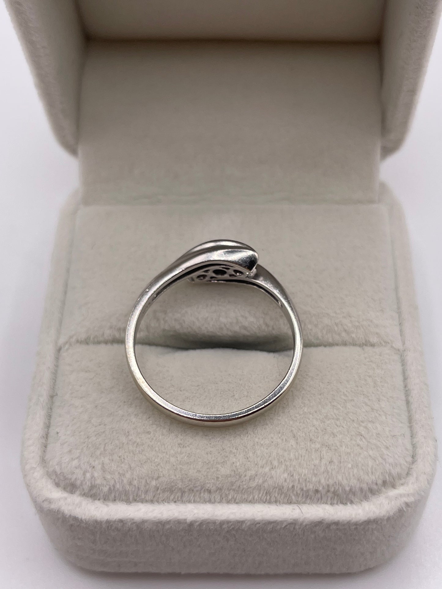 9ct white gold ruby and diamond ring