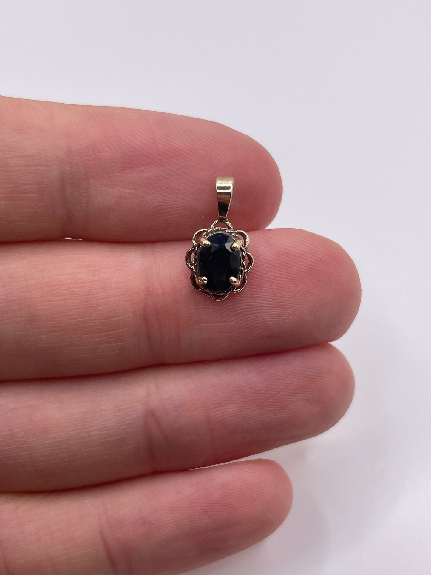 9ct gold sapphire pendant