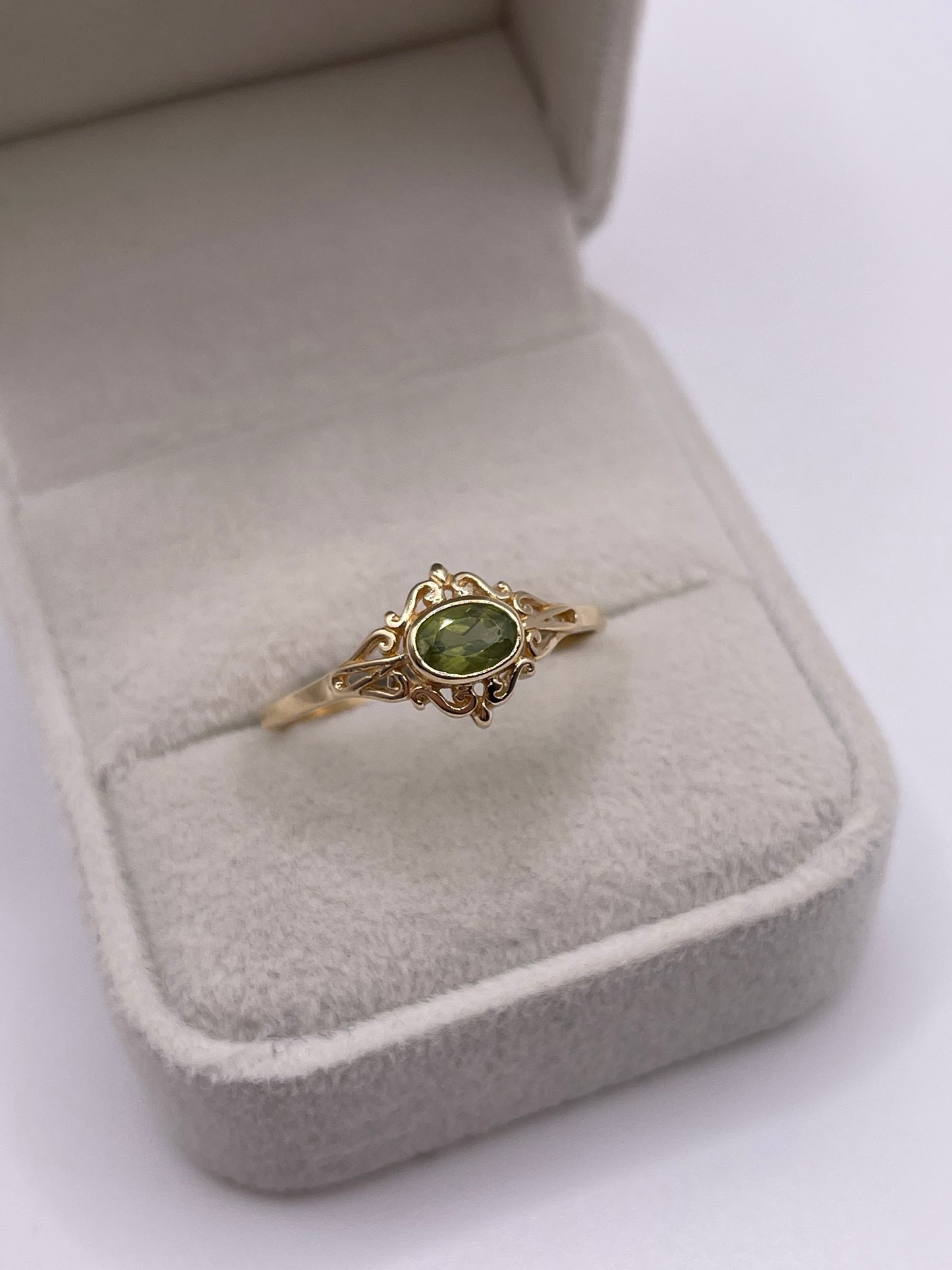 9ct gold quartz ring
