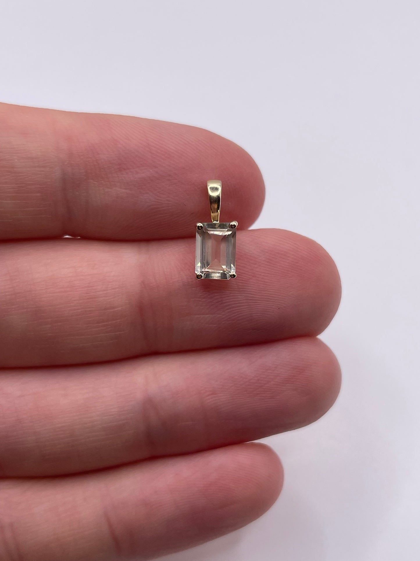 9ct gold quartz pendant