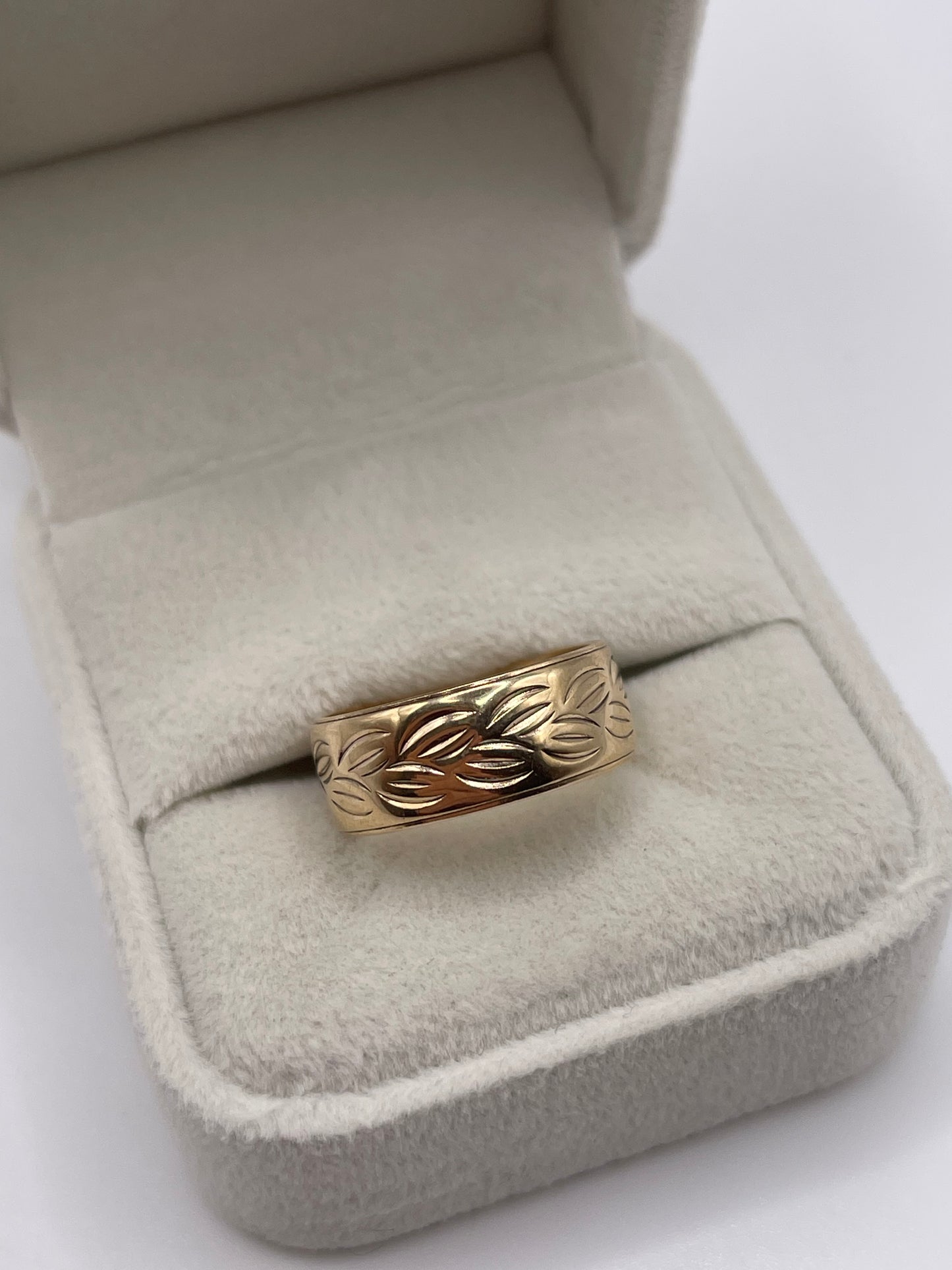 9ct gold patterned band
