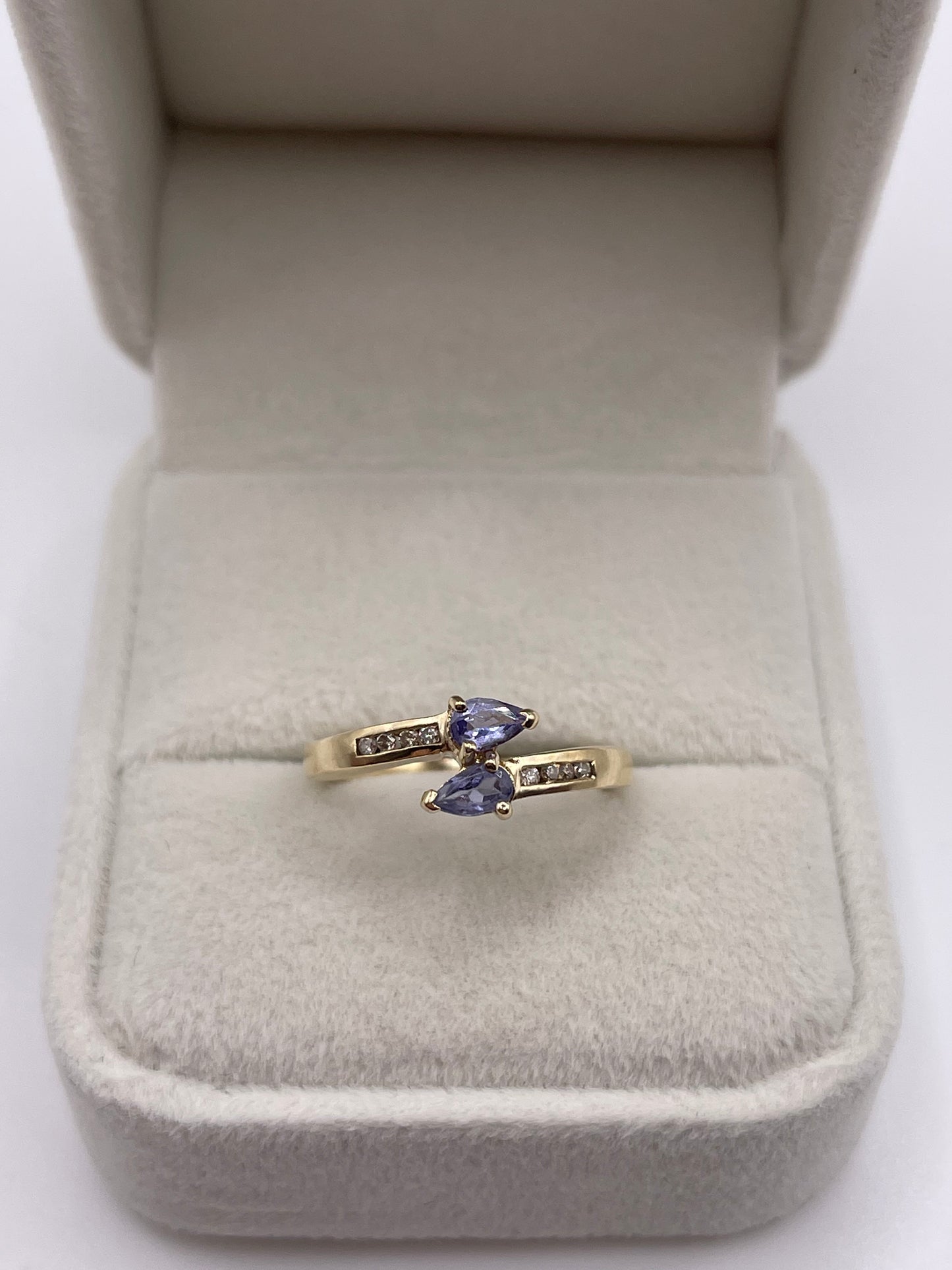 9ct gold tanzanite and diamond ring