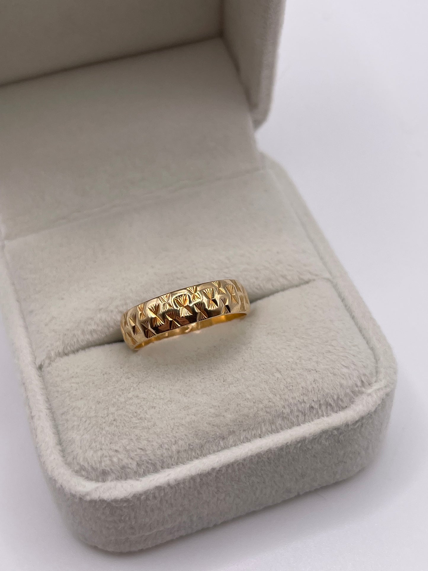9ct gold patterned band