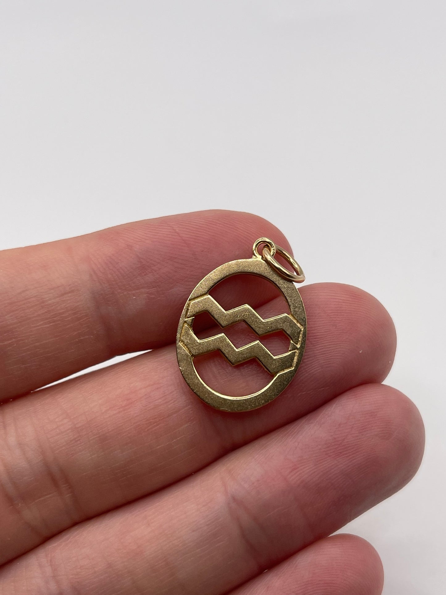 9ct gold Easter egg pendant