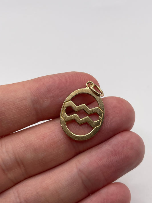 9ct gold Easter egg pendant