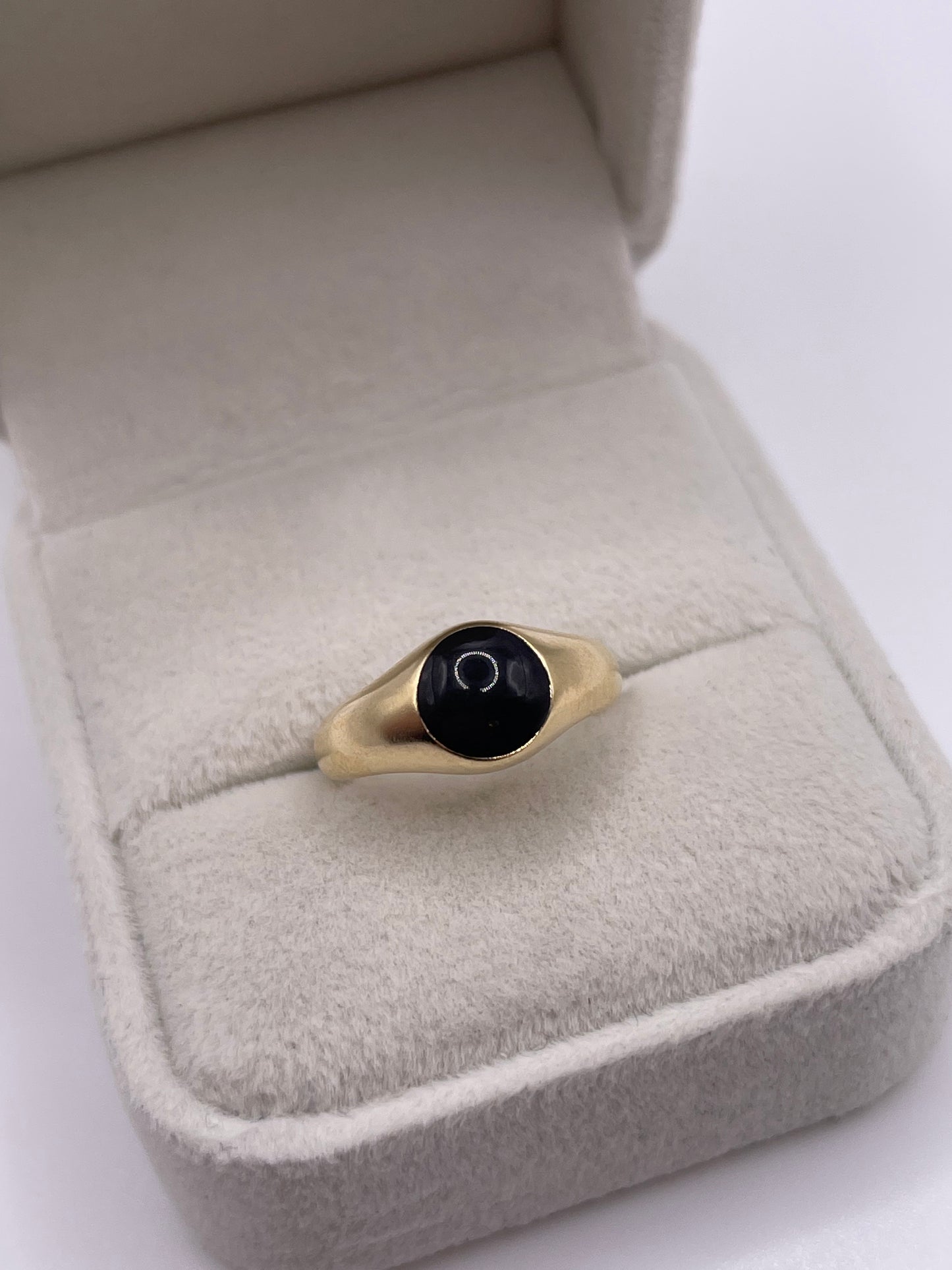 9ct gold onyx ring