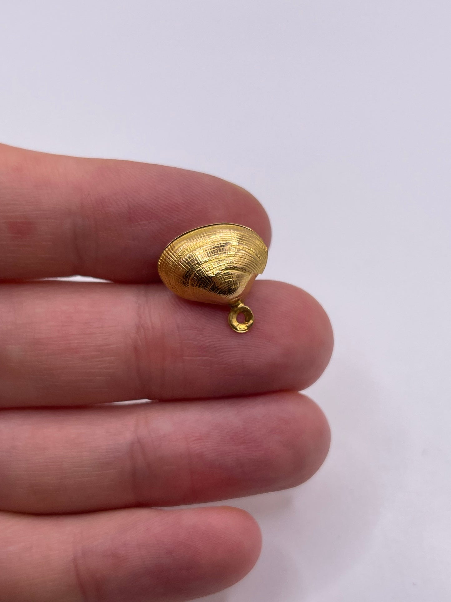 18ct gold shell charm