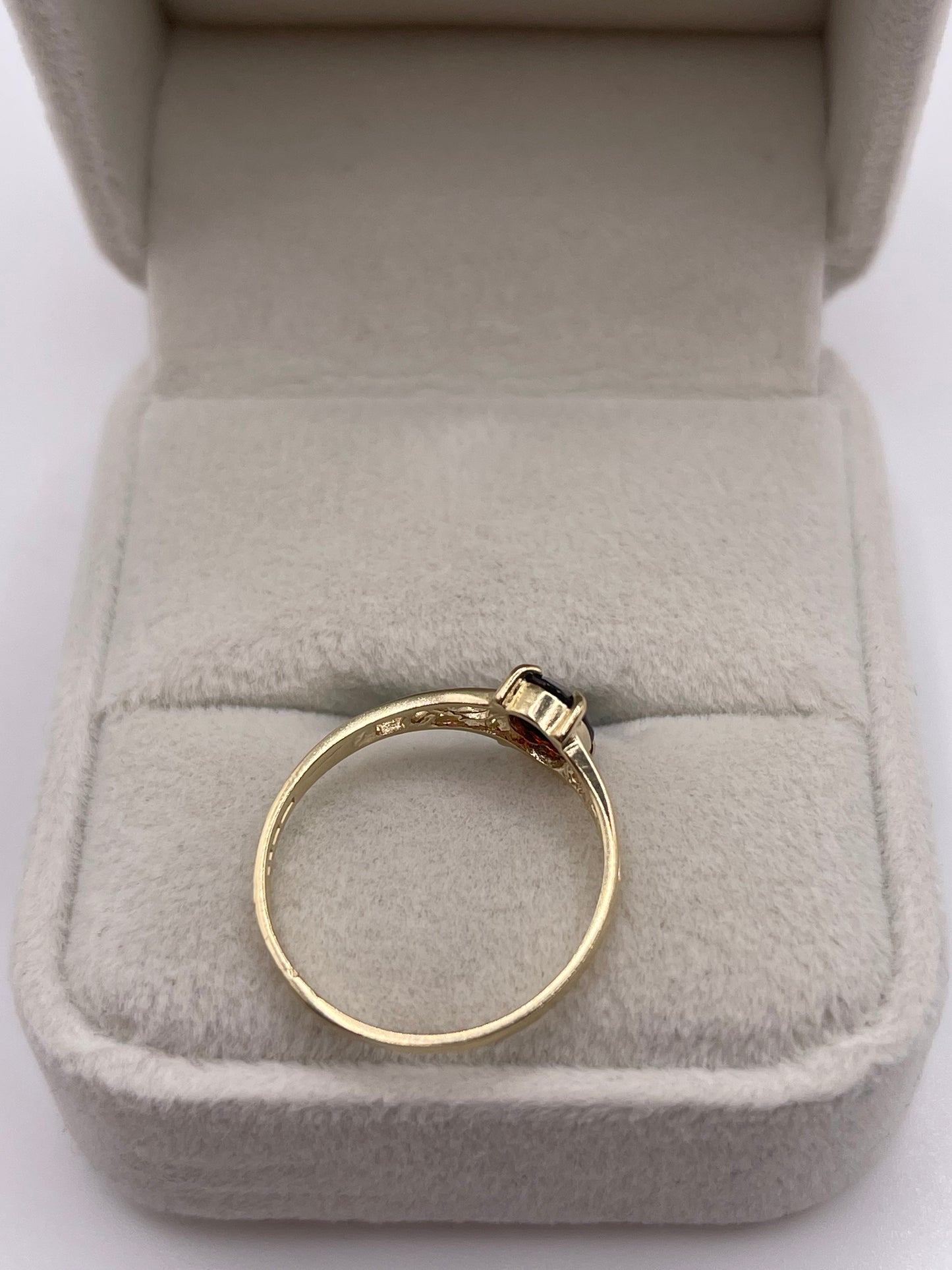 9ct gold garnet ring