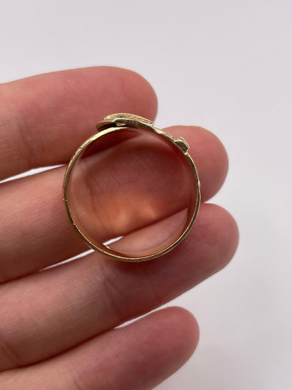 Heavy 9ct gold patterned buckle ring