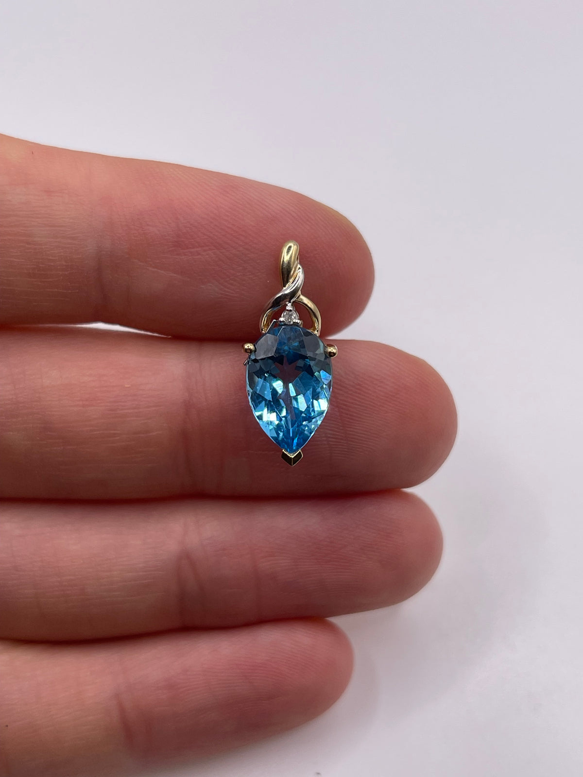9ct gold topaz and diamond pendant