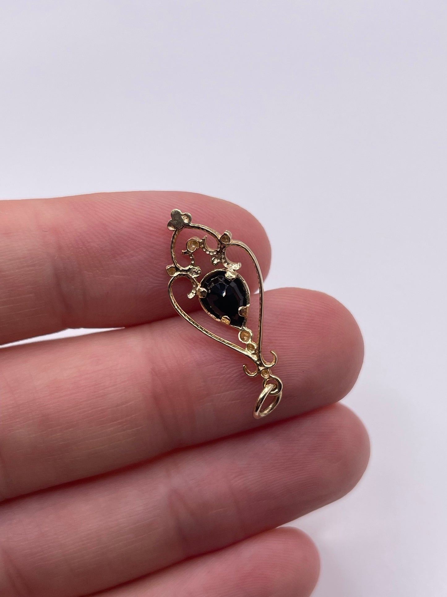 9ct gold sapphire pendant