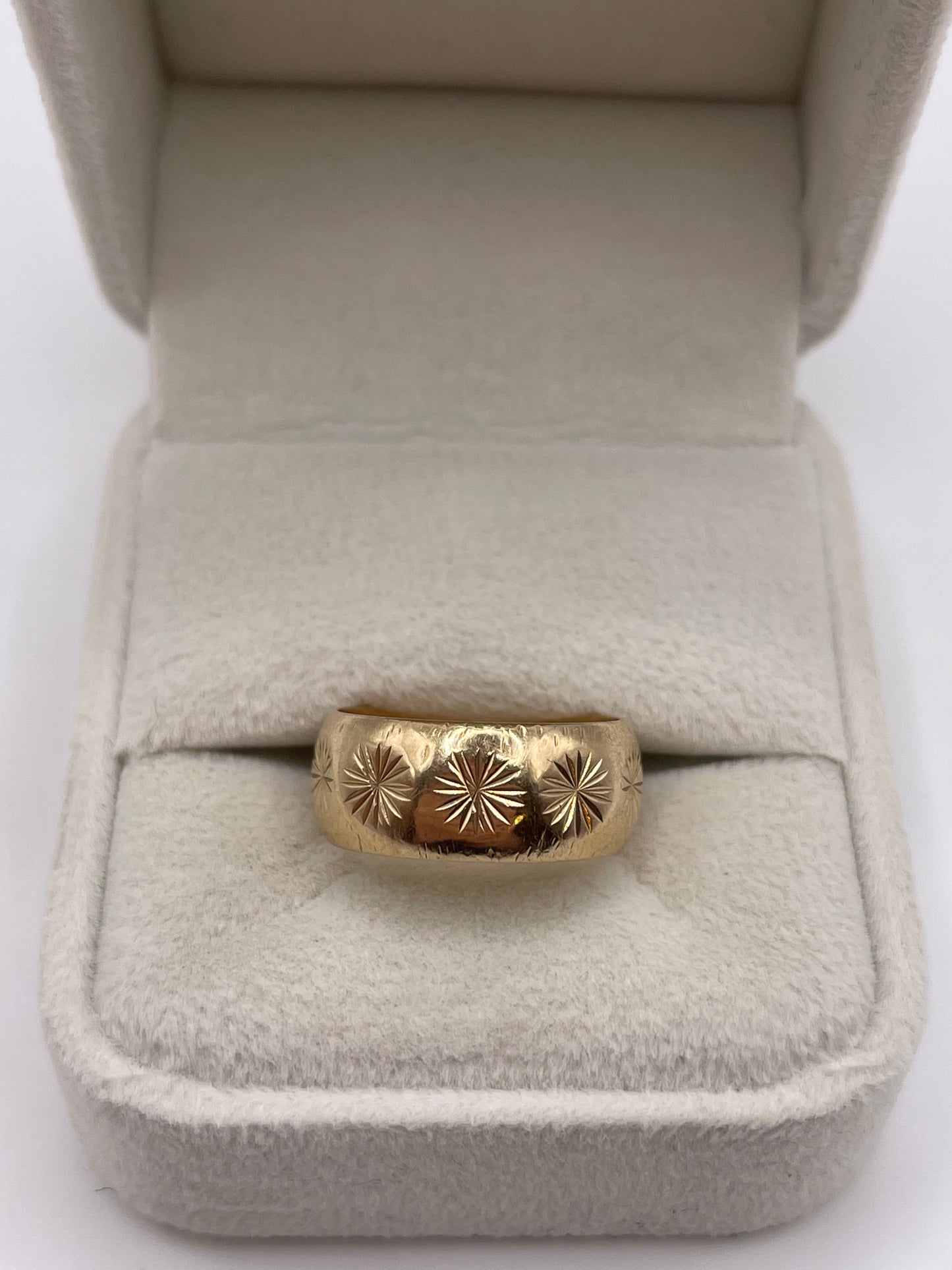 9ct gold patterned band