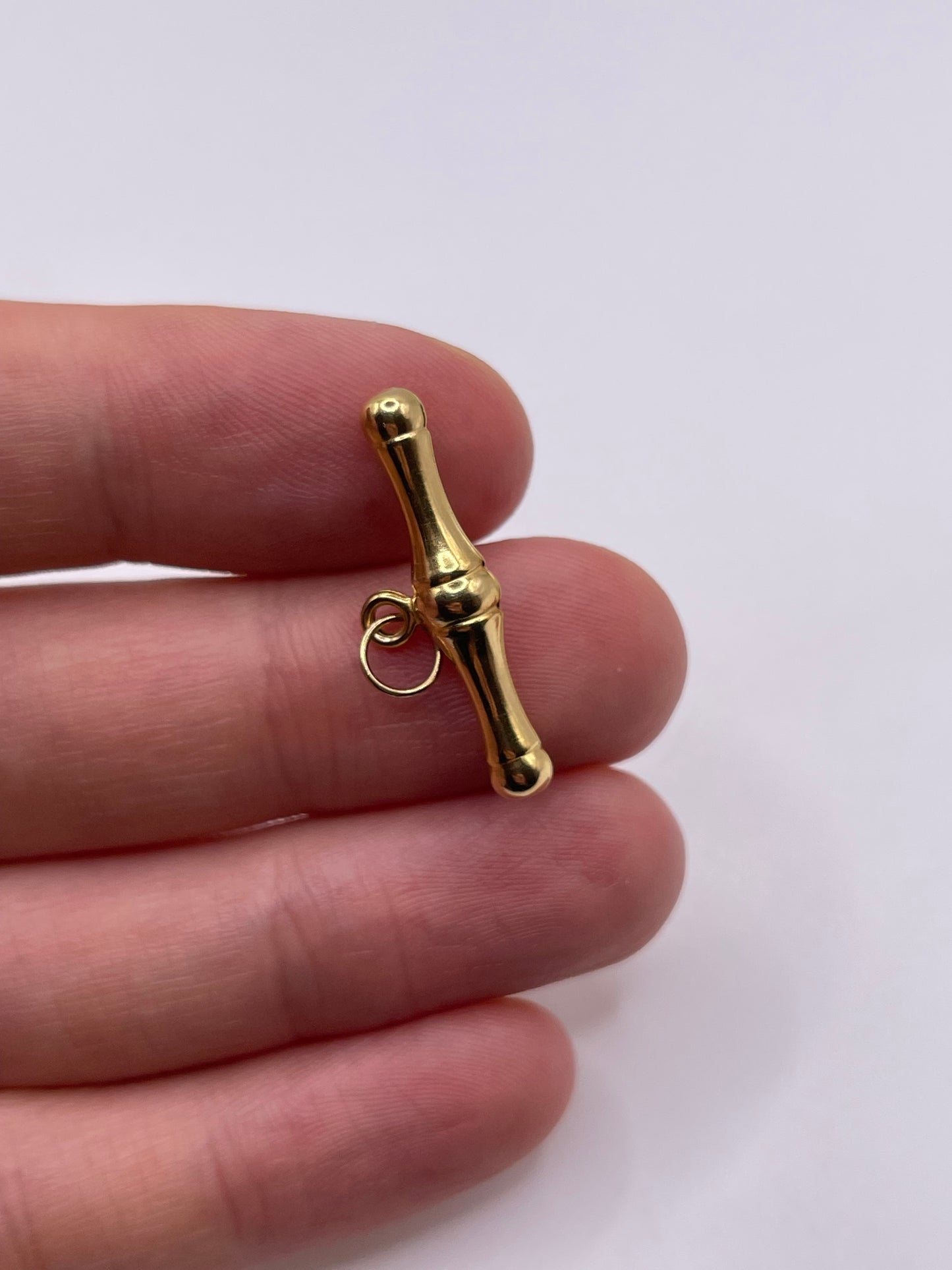 9ct gold t bar pendant