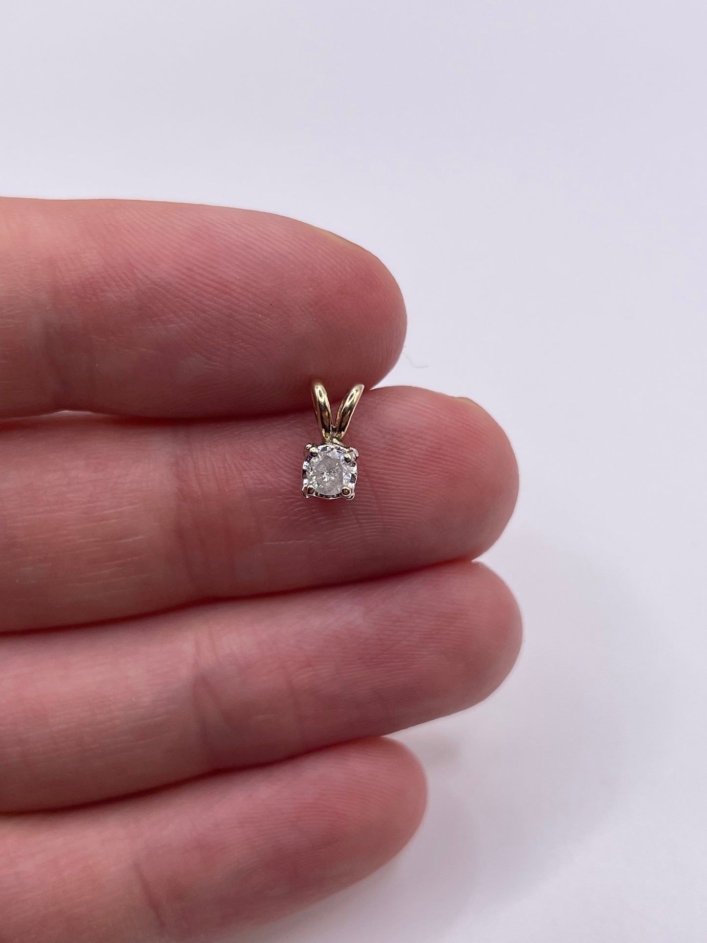 9ct gold diamond pendant