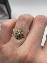 Load image into Gallery viewer, 9ct gold st Mary’s ring
