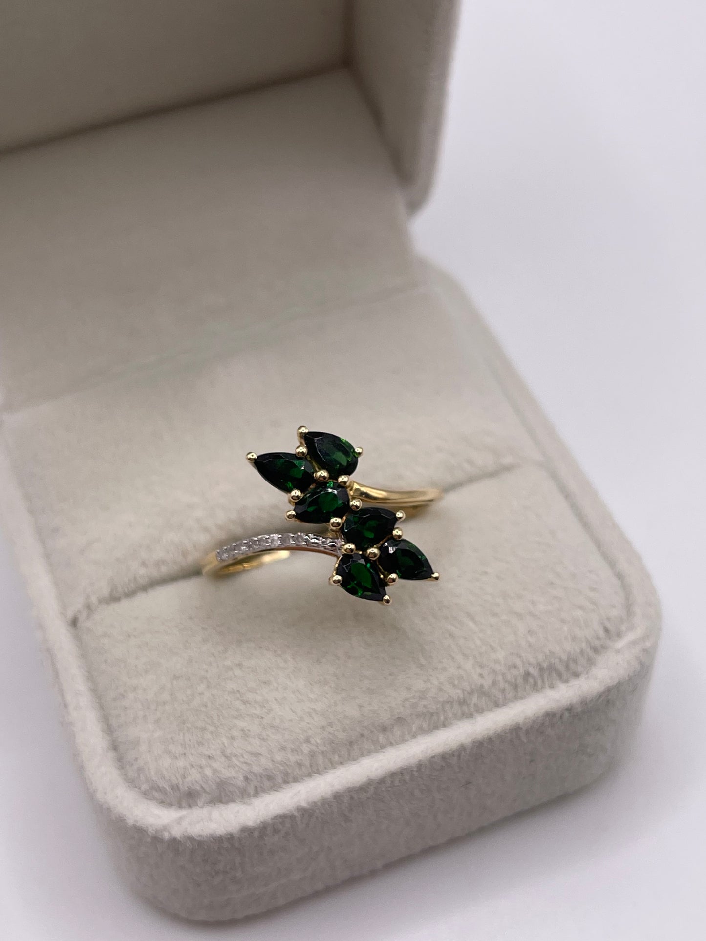 9ct gold diopside and diamond ring
