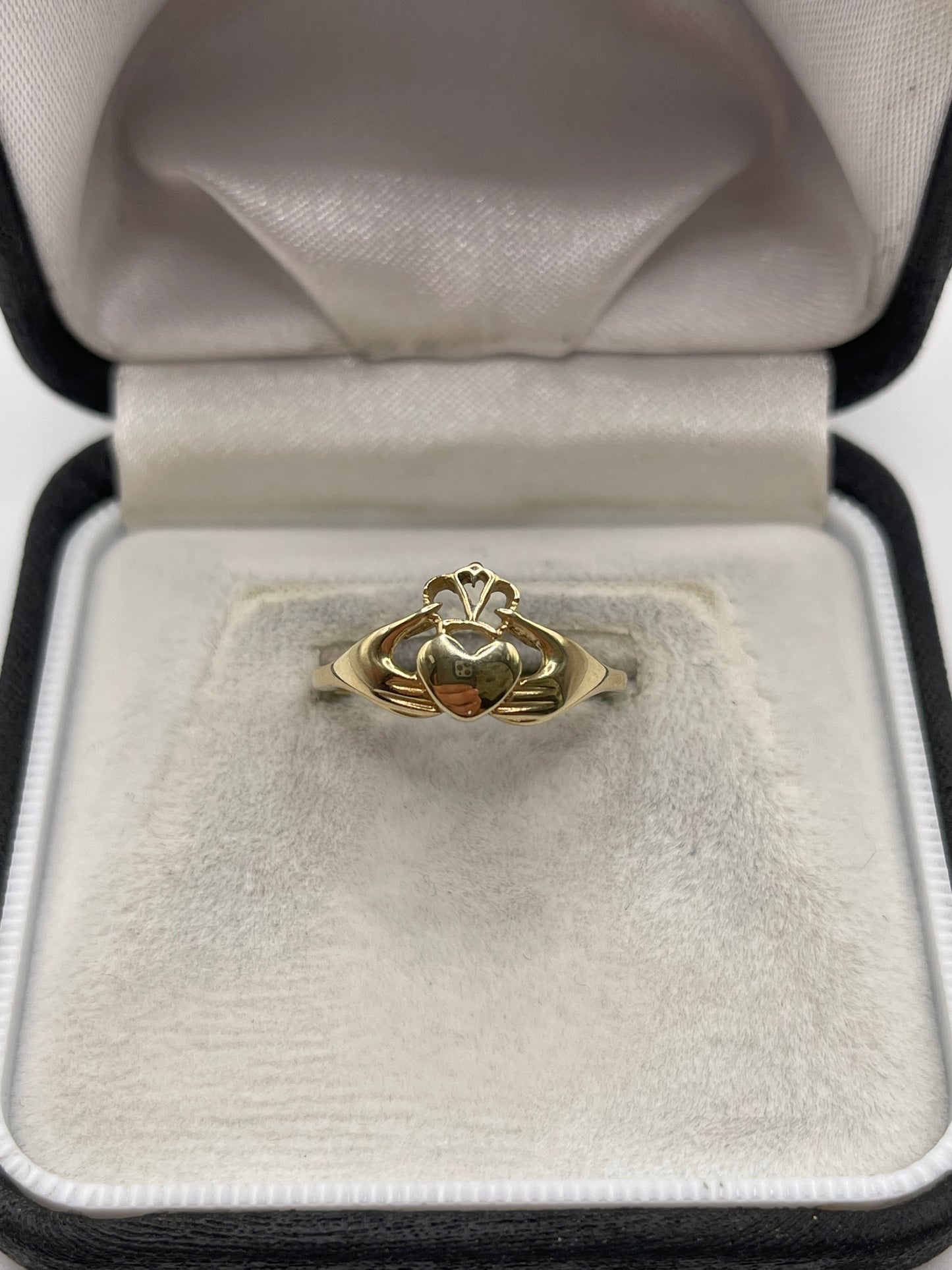 9ct gold claddagh ring