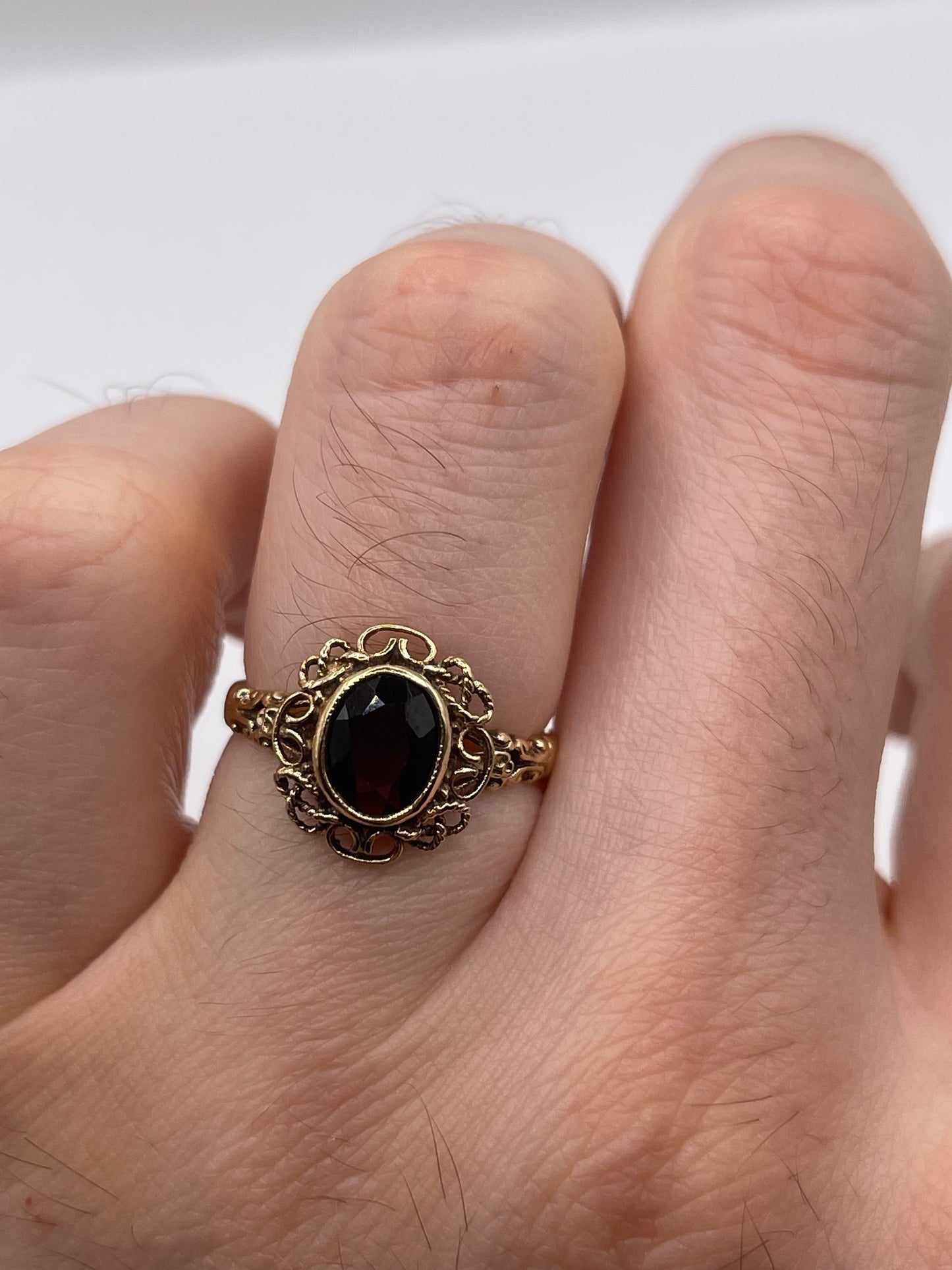 9ct gold garnet ring