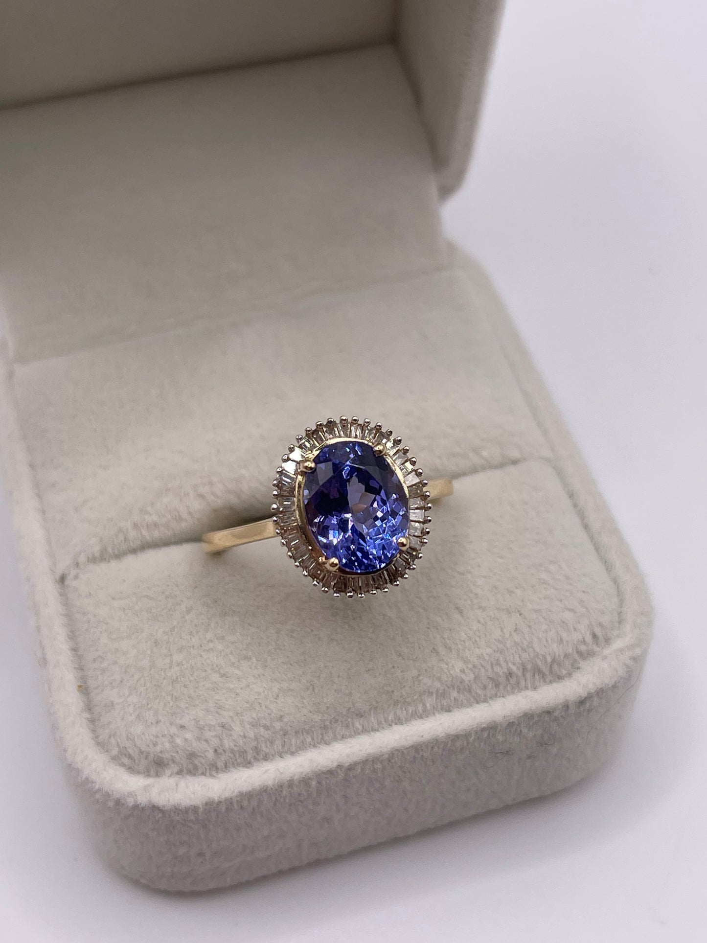 14ct gold tanzanite and diamond ring