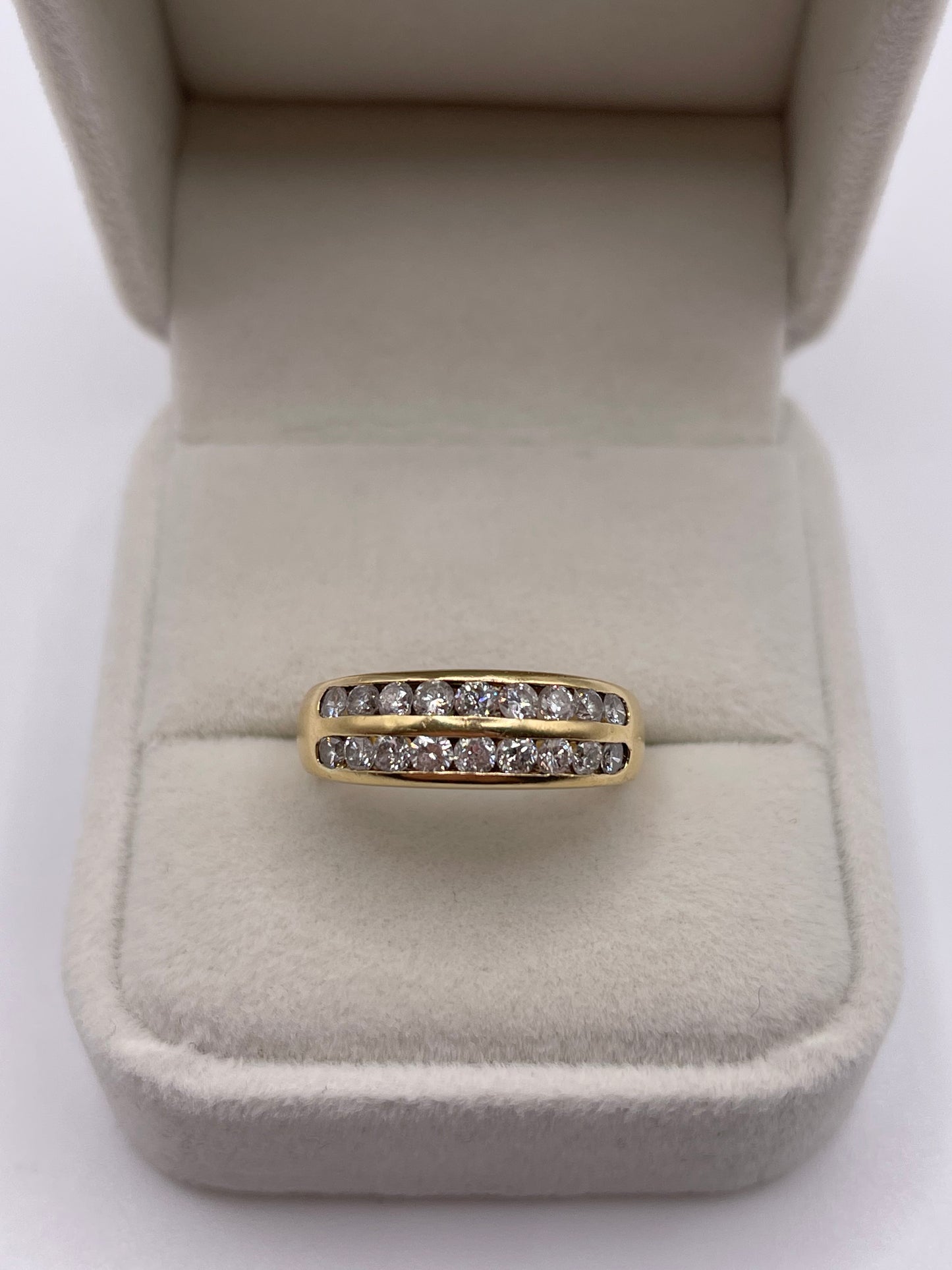 Heavy 18ct gold 1ct diamond cluster ring