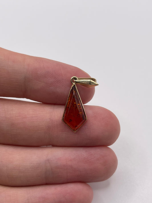 9ct gold amber pendant