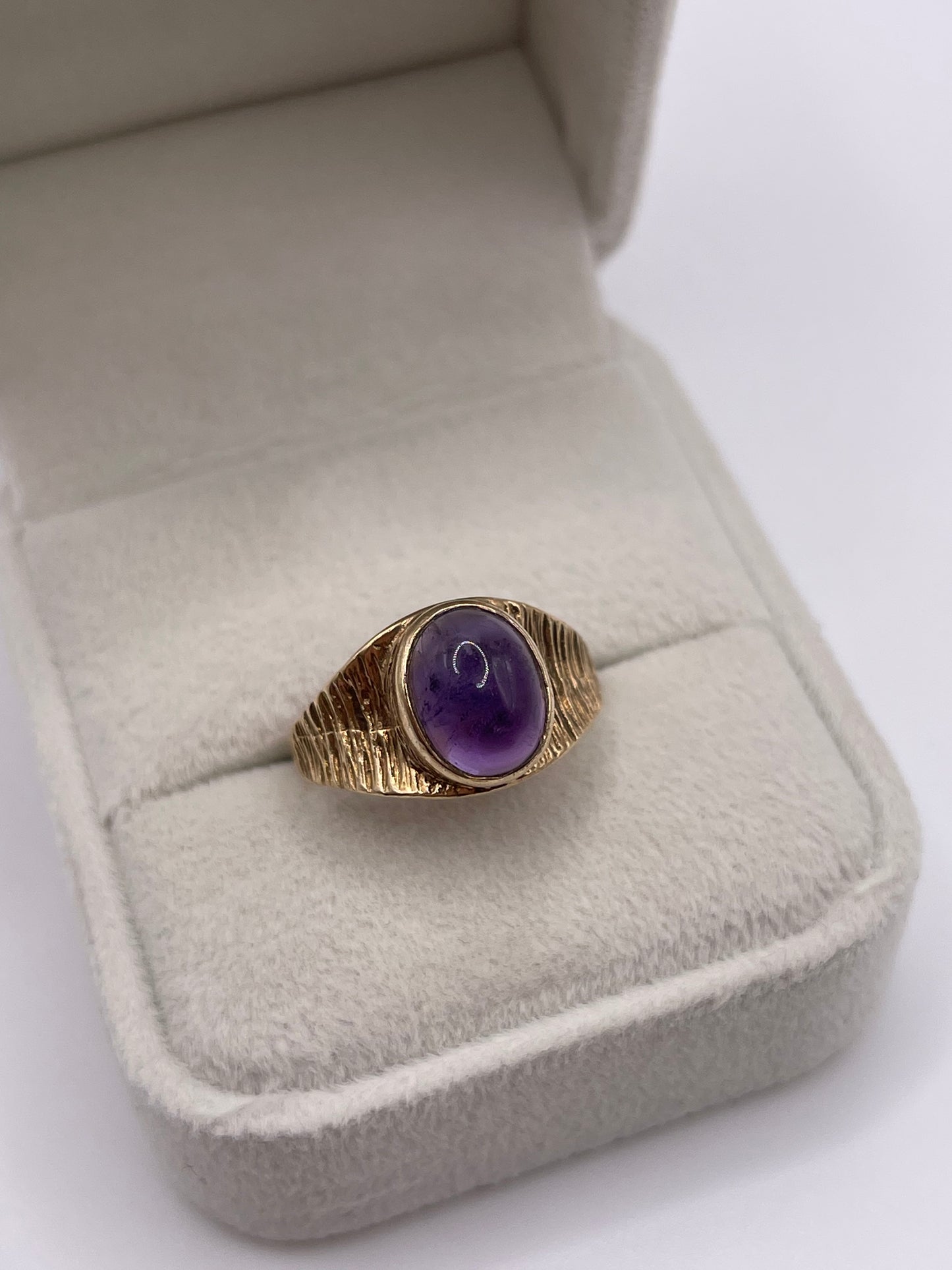 9ct gold cabochon amethyst ring