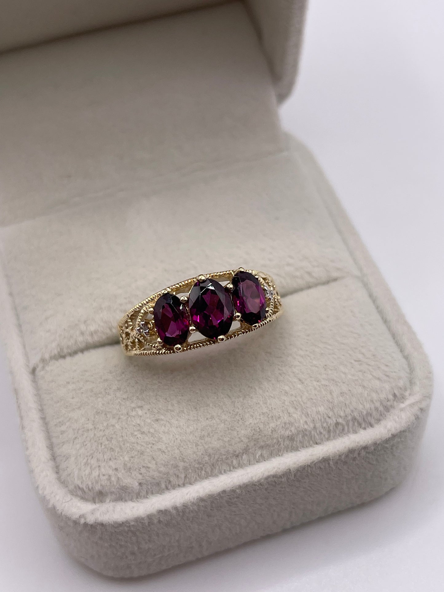 9ct gold garnet and diamond ring