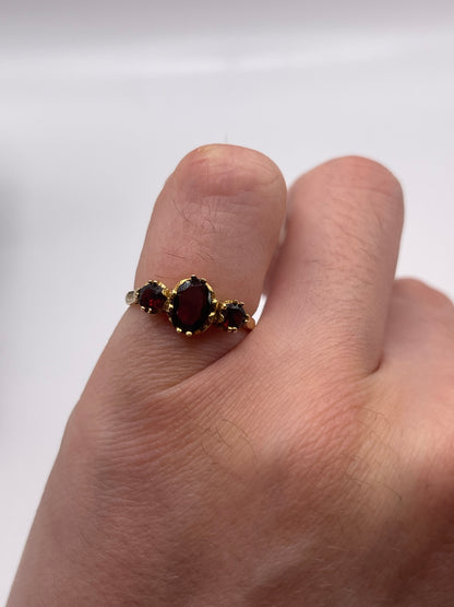 9ct gold garnet ring