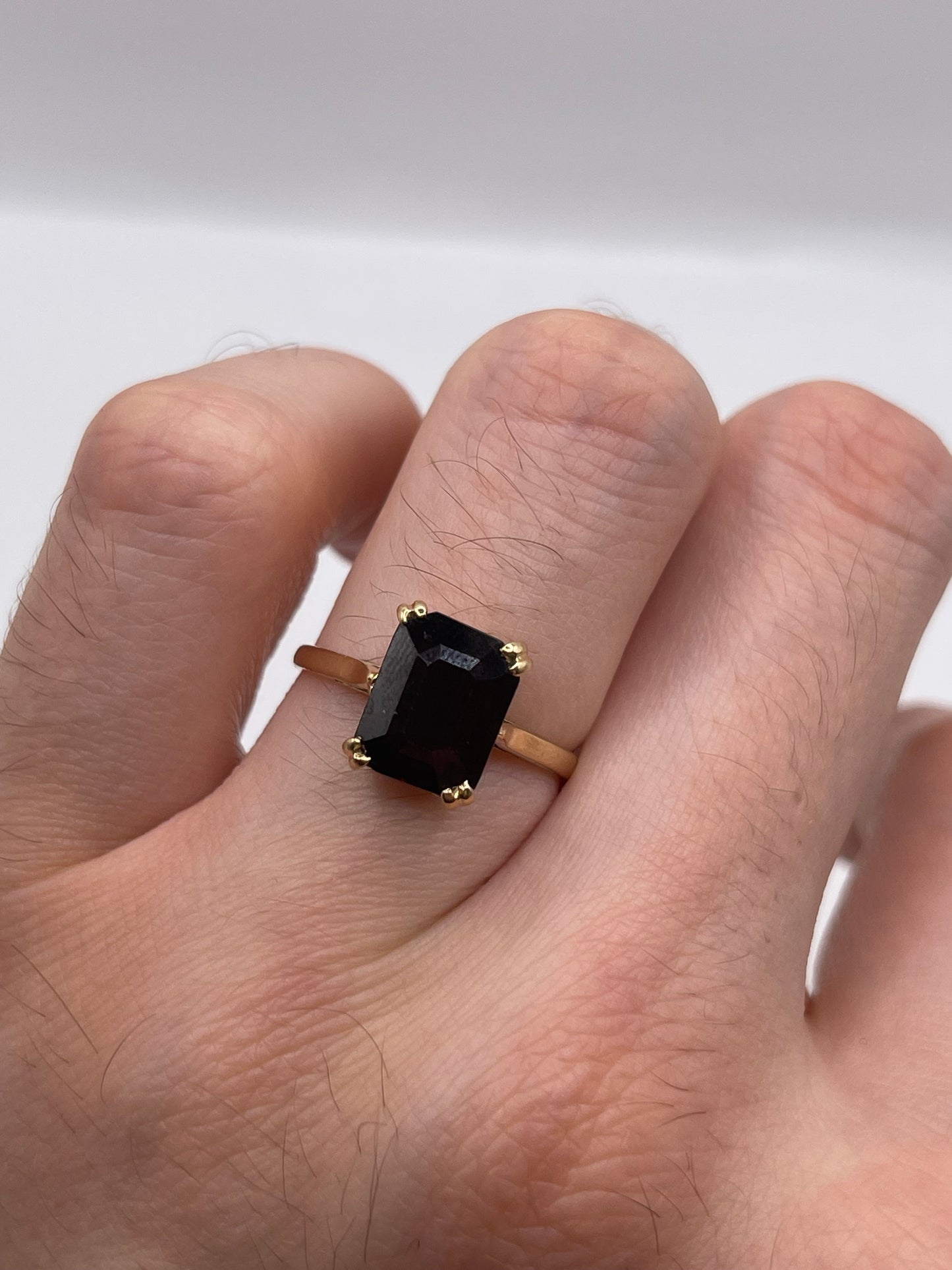9ct gold garnet ring