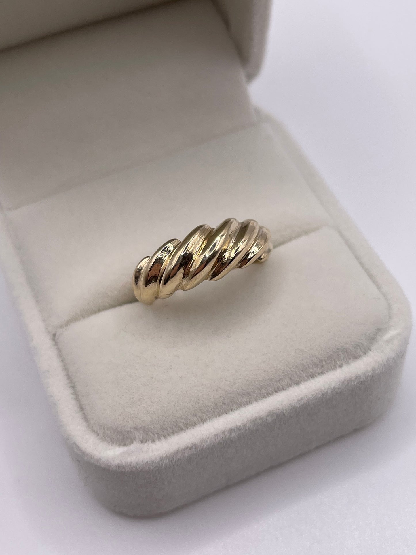 9ct gold croissant ring