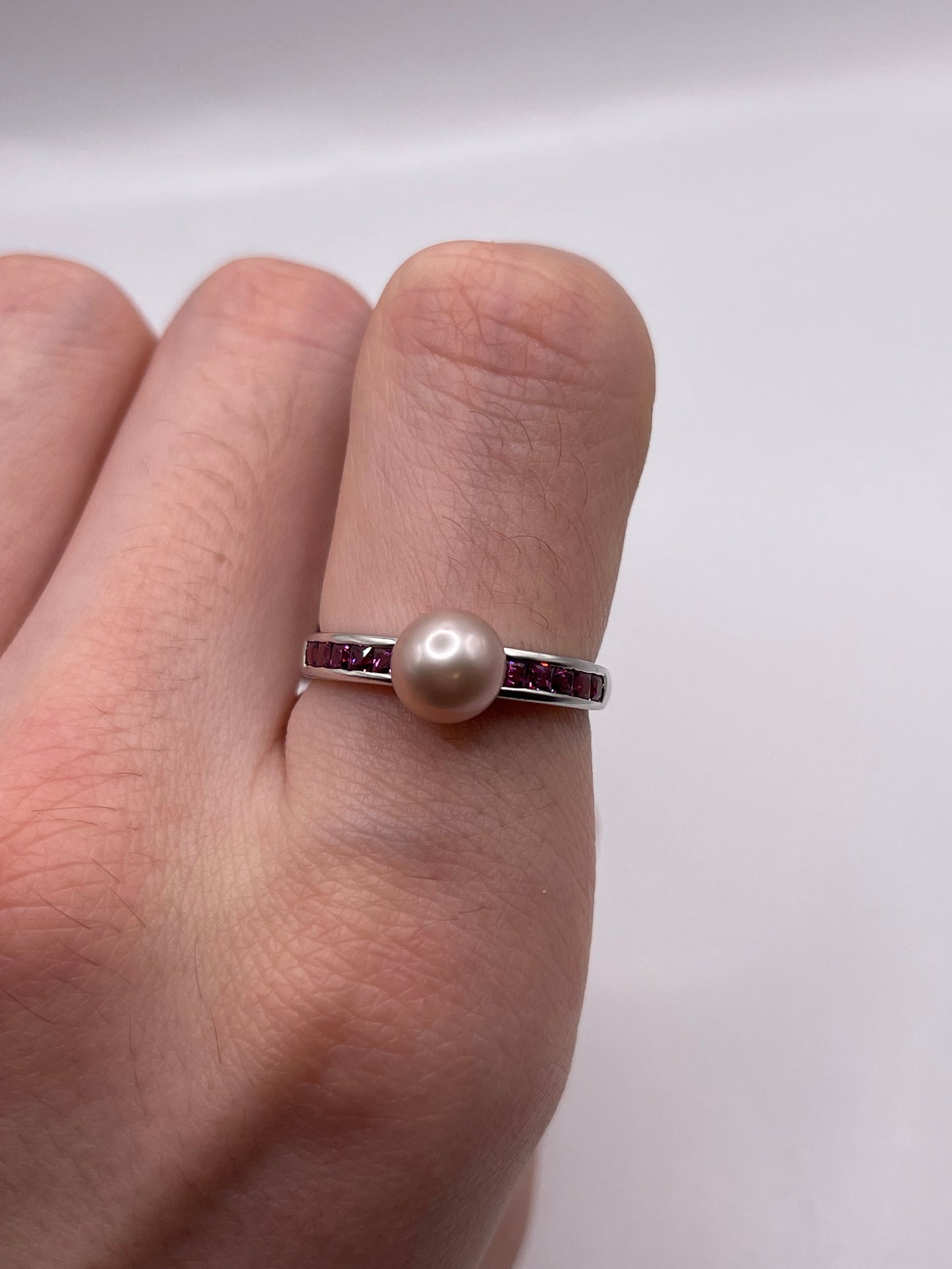 9ct white gold pearl and garnet ring