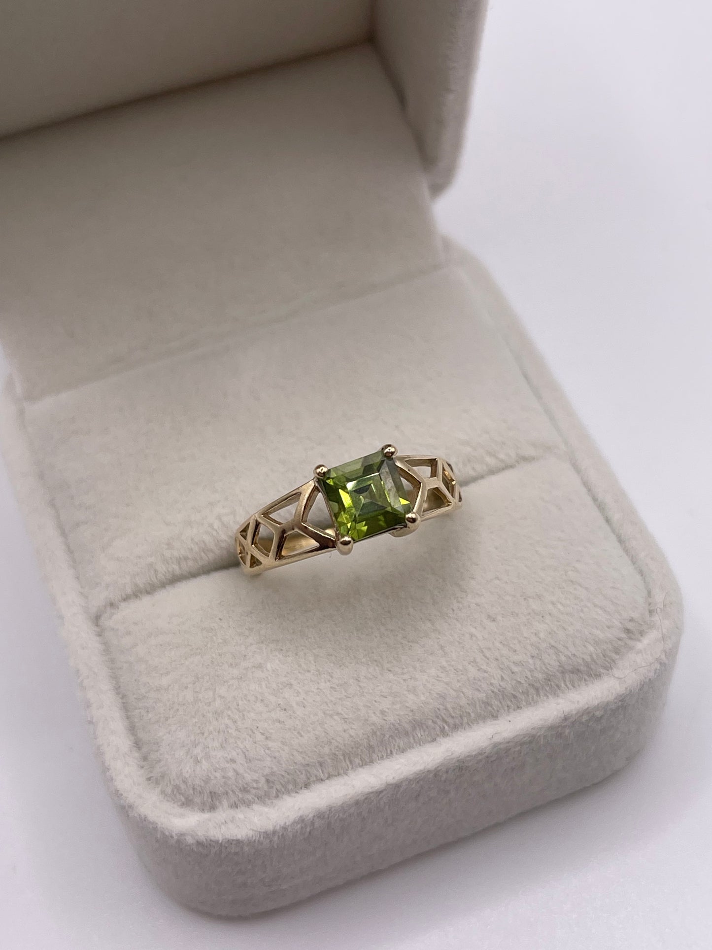 9ct gold peridot ring