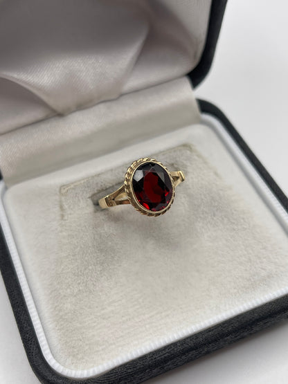 9ct gold garnet ring