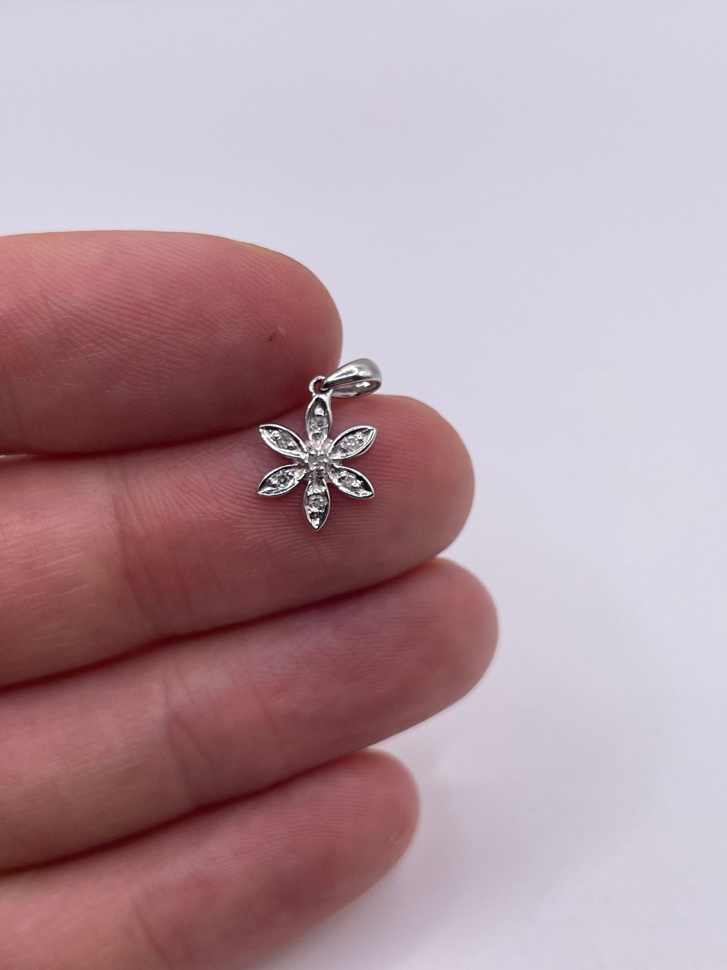 9ct white gold diamond pendant