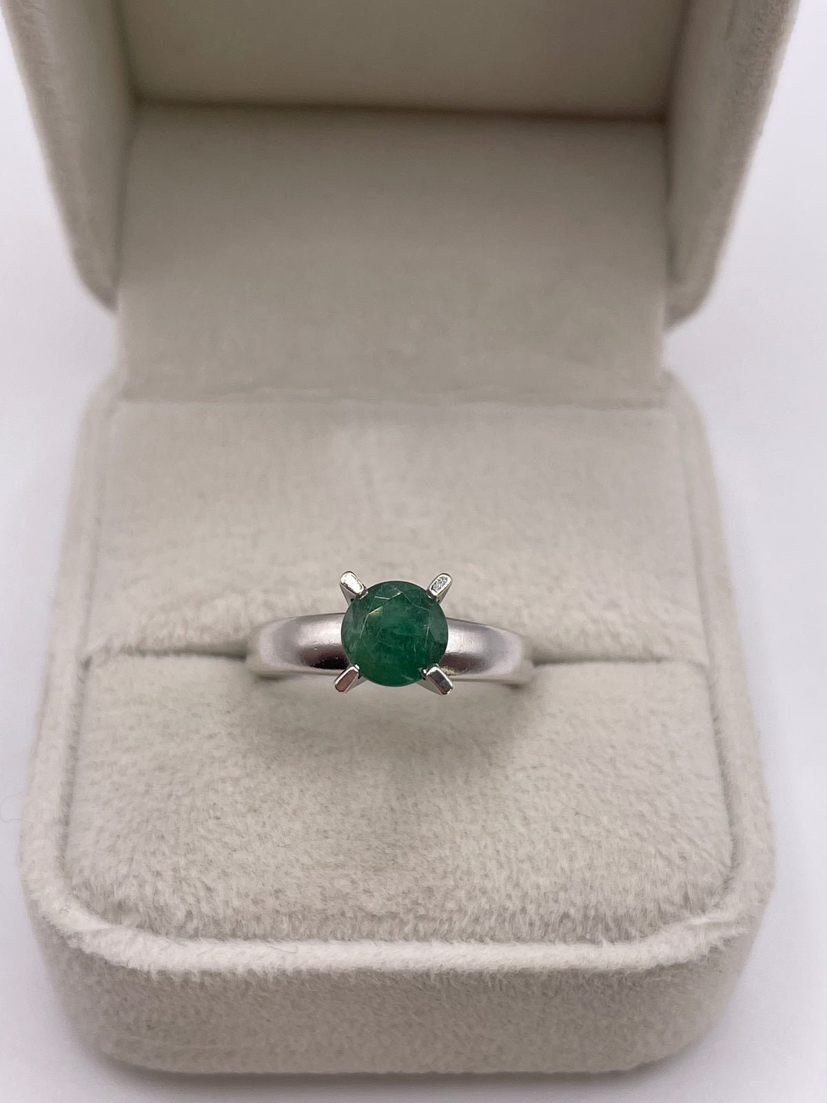9ct white gold emerald ring
