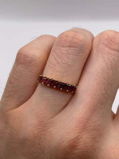 9ct gold garnet ring