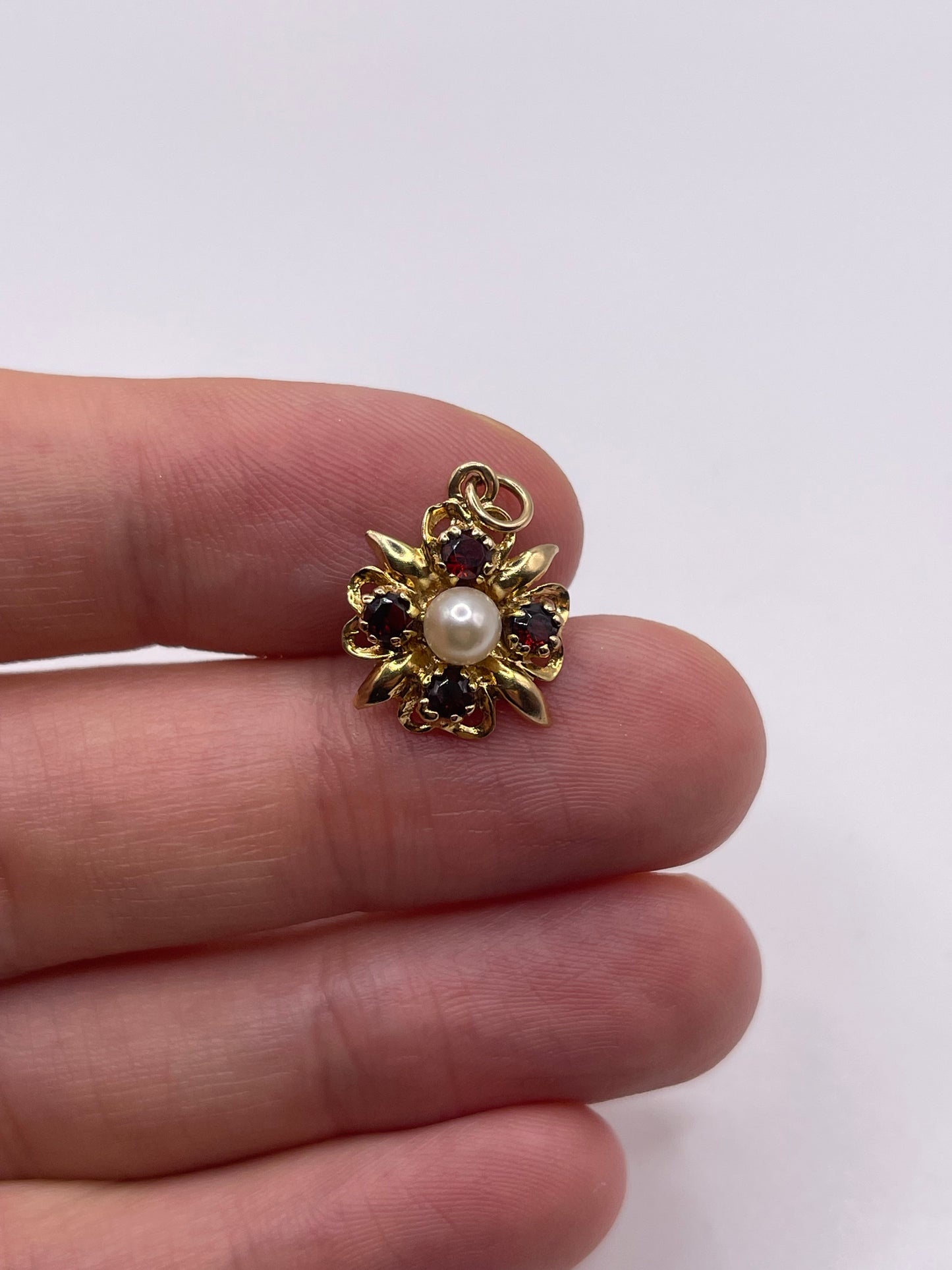 9ct gold garnet and pearl pendant