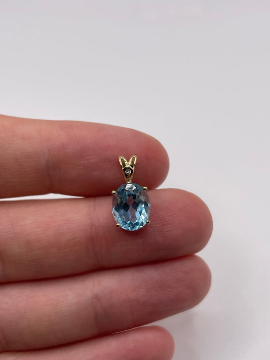 9ct gold topaz and diamond pendant