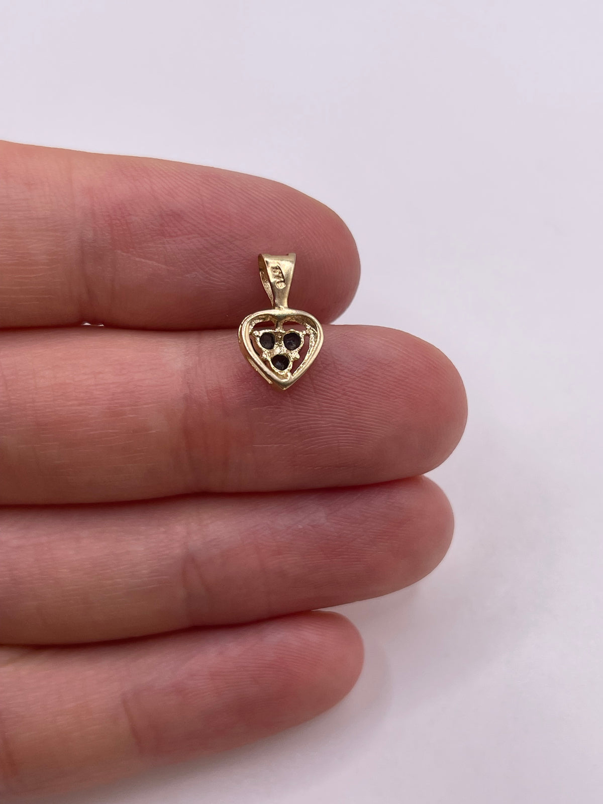 9ct gold sapphire pendant
