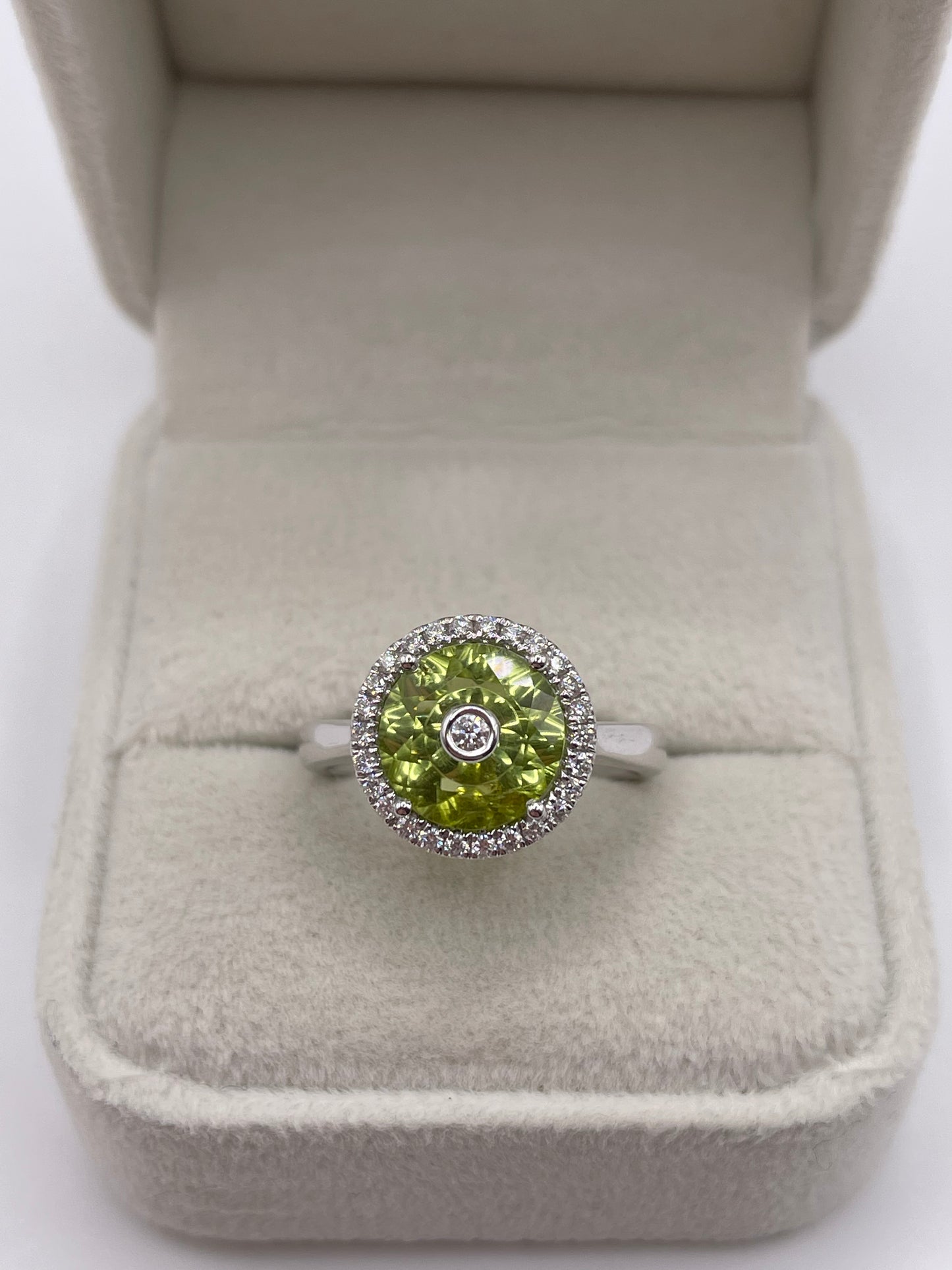 18ct white gold peridot and diamond ring