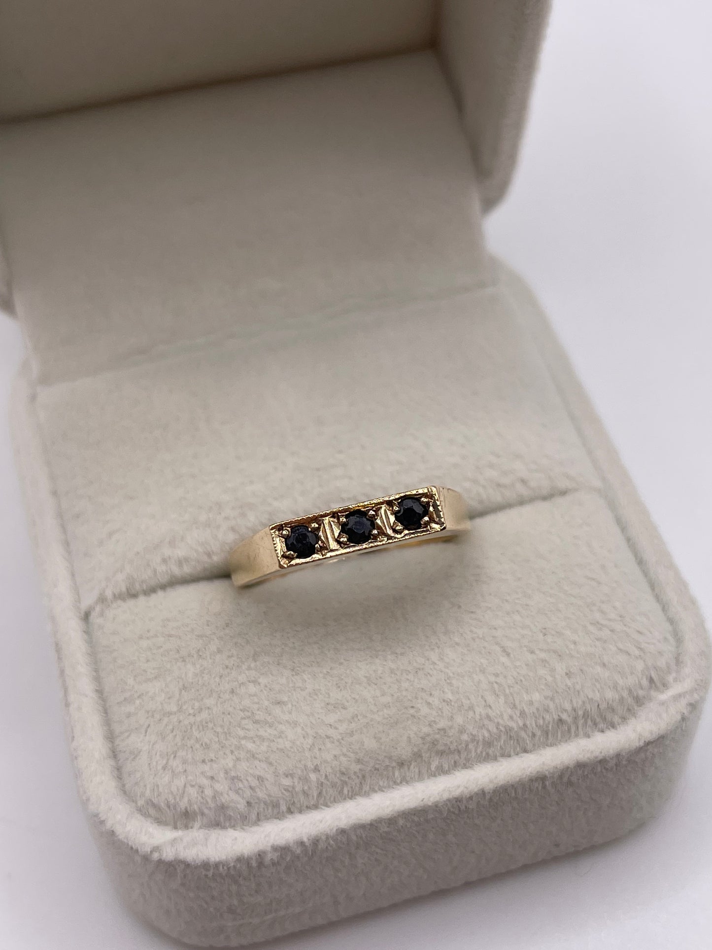 9ct gold sapphire ring