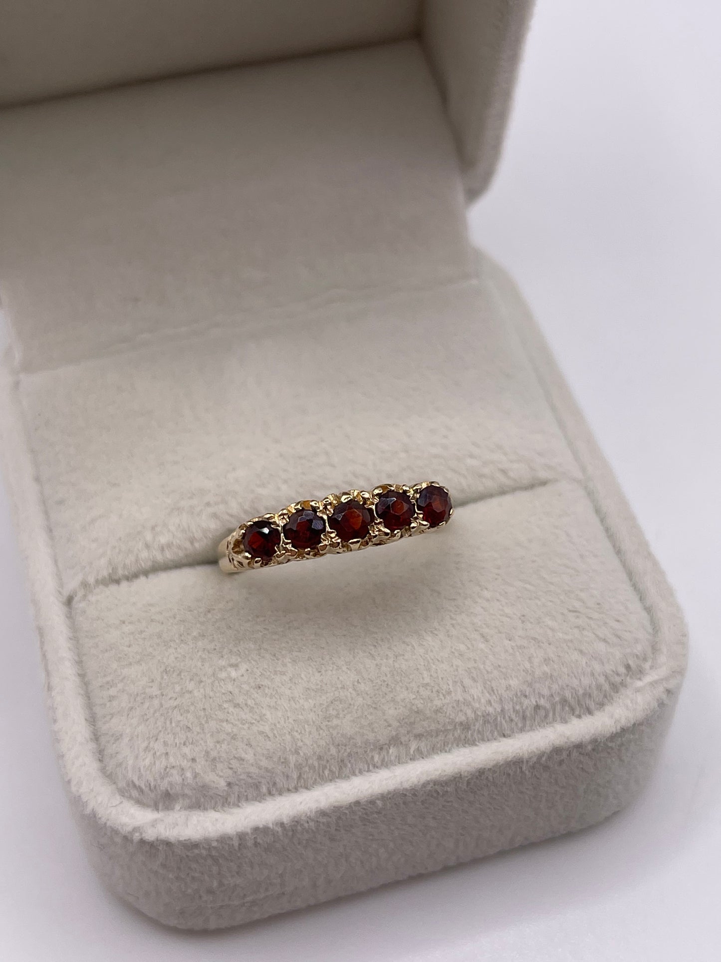 9ct gold garnet ring