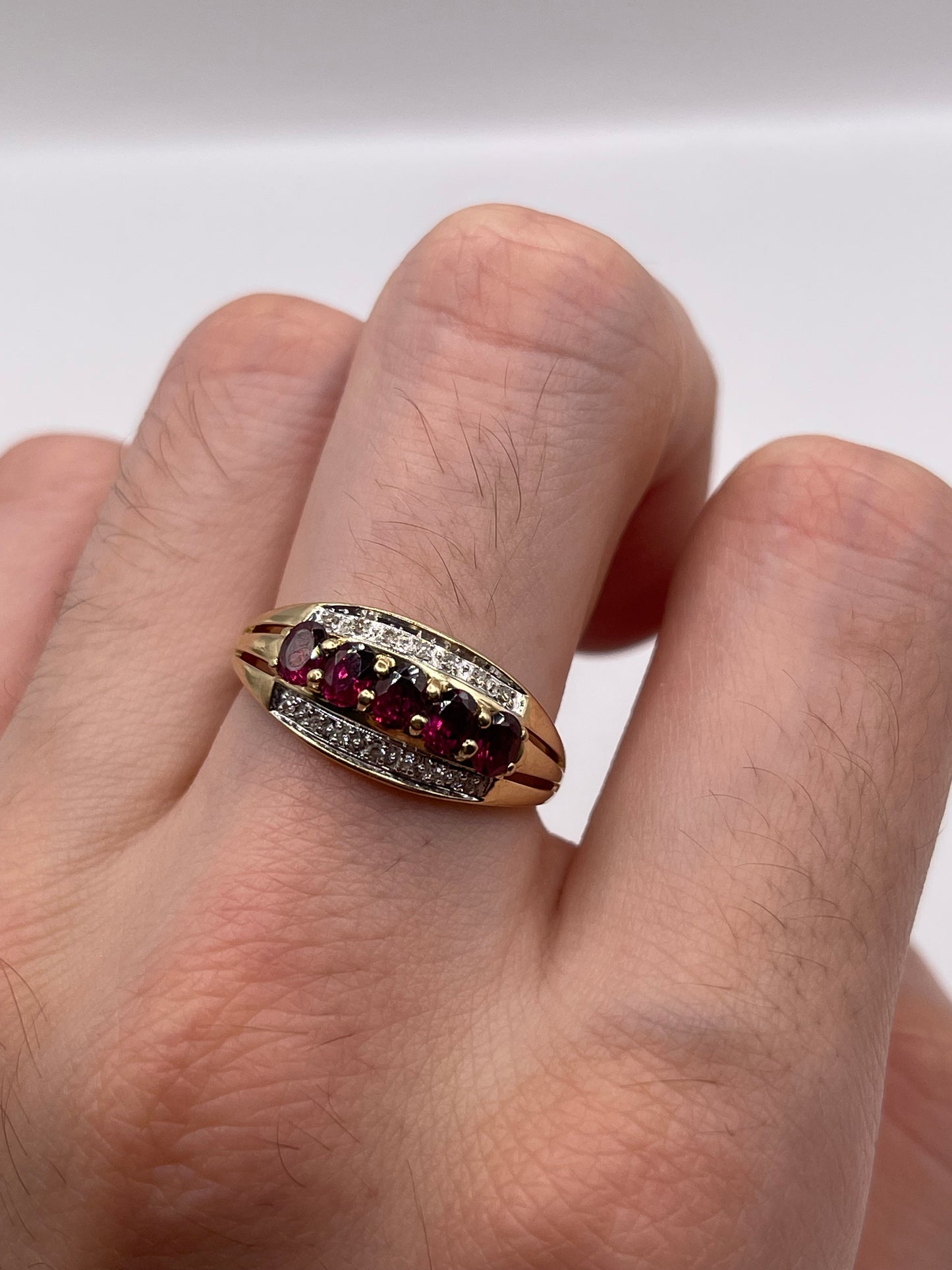 9ct gold garnet and diamond ring